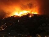 智利11人死亡近万人疏散