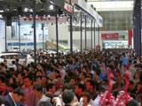 北京車展周末擁擠 民警一天“撿”到4個娃