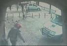 劫匪泼汽油银行抢钱 开枪与运钞员对射