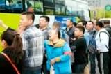 家住河北北京上班 父母帮排队等车数年