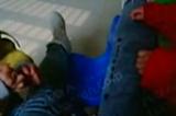 安徽六安：保育員自拍幼兒捶腿照片 引發眾多網友質疑