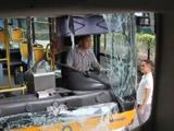 两公交车追尾14人受伤