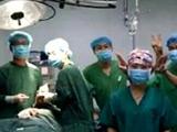陝西：醫護人員手術台旁擺pose自拍 網友熱議觀點不一