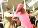 女乘客地铁内暴力扭打 一旁孩子被吓哭